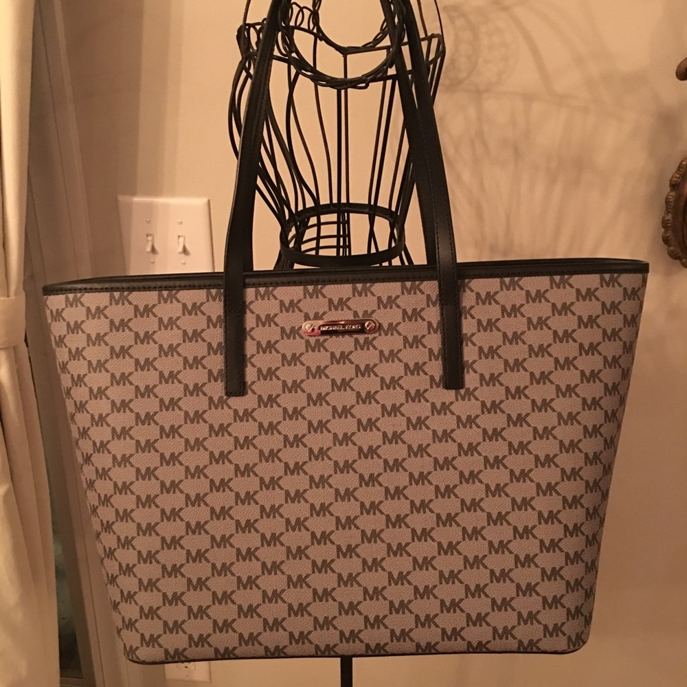 NWT Michael Kors Large Emry Tote - Picture 2 of 8